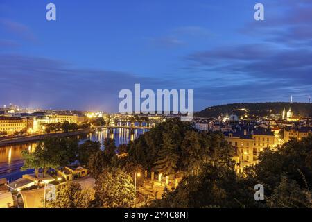 Vue sur Prague la nuit avec le quartier Mala Strana sur la droite Banque D'Images