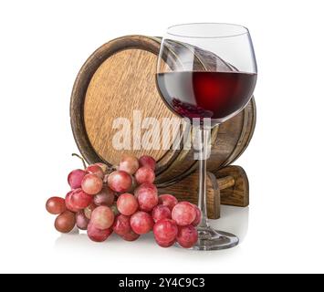 Raisin, fût et verre de vin isolés sur fond blanc Banque D'Images