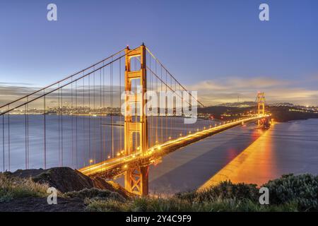 Le célèbre Golden Gate Bridge à San Francisco de nuit Banque D'Images