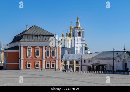 ARZAMAS, RUSSIE - 05 SEPTEMBRE 2024 : jour ensoleillé de septembre sur la place de la Cathédrale Banque D'Images