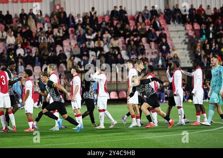 Amsterdam, pays-Bas. 17 septembre 2024. AMSTERDAM, 17-09-2024, Sportpark de Toekomst, saison 2024/2025, Football néerlandais Keuken Kampioen Divisie. Alignez-vous avant le match Jong Ajax - Jong AZ crédit : Pro Shots/Alamy Live News Banque D'Images