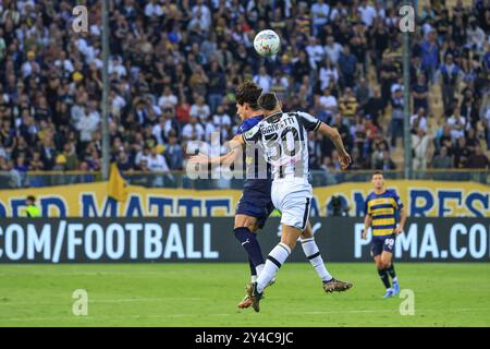 Lautaro Gianetti (Udinese Calcio) se bat pour le ballon contre Matteo Cancellieri (Parme Calcio) lors du match de Parma Calcio vs Udinese Calcio, match de football italien Serie A à Parme, Italie, le 16 septembre 2024 Banque D'Images