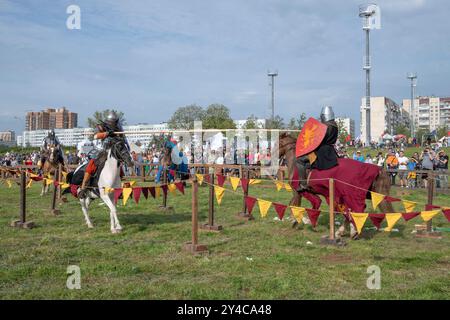 SAINT-PÉTERSBOURG, RUSSIE - 14 SEPTEMBRE 2024 : fragment de la reconstruction historique du tournoi du chevalier sur la ville ouverte festival 'esprit Banque D'Images