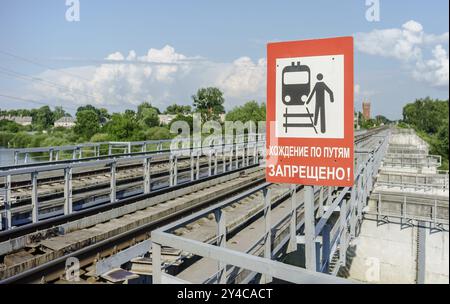 Région de Kaliningrad, Russie, 2023, juin 26 : un train de marchandises passe sur le pont. Wagons du train de marchandises sur le pont, Europe Banque D'Images