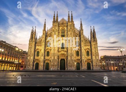 Ciel du lever du soleil sur la cathédrale Duomo à Milan, Italie, Europe Banque D'Images