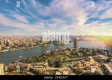 Coucher de soleil ensoleillé sur le paysage urbain du Caire, Egypte, Afrique Banque D'Images
