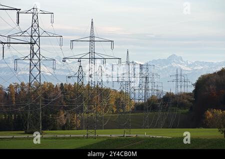 Ligne électrique au sud, l’expansion du réseau électrique apporte avec elle des lignes aériennes à haute tension qui gâchent le paysage Banque D'Images