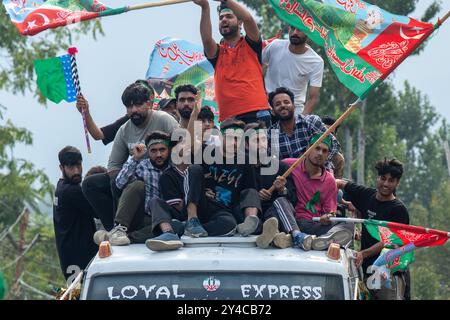 Srinagar, Inde. 17 septembre 2024. Les musulmans cachemiris tiennent des drapeaux islamiques alors qu'ils participent à une procession religieuse à l'occasion de l'Aïd-e-Milad pour commémorer l'anniversaire de naissance du prophète Mahomet (PBUH) dans la banlieue de Srinagar. Eid-e-Milad-un-Nabi, ou (Mawlid), est la fête islamique qui marque l'anniversaire de naissance du prophète Mohammed (PBUH), né dans la ville saoudienne de la Mecque le 12ème jour de Rabi-ul-Awwal, le troisième mois du calendrier islamique en 571 A.D. crédit : SOPA images Limited/Alamy Live News Banque D'Images