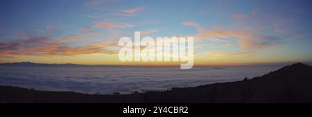 Coucher de soleil sur la mer de brouillard sur le lac de Constance, situation météo inversée avec vue sur les Alpes Banque D'Images