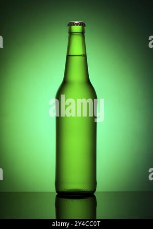 Bouteille de bière mat sur fond vert. Banque D'Images