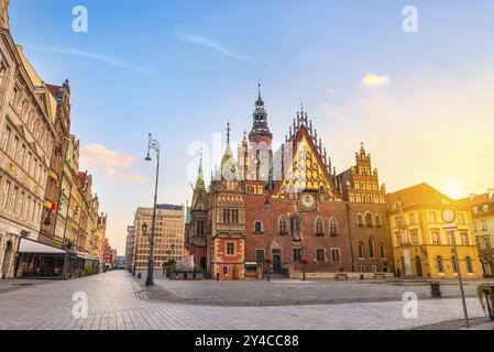 Hôtel de ville sur la place du marché à Wroclaw au lever du soleil, Pologne, Europe Banque D'Images