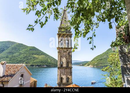 Clocher de l'église Saint Nicolas à Perast avec vue sur la mer et les montagnes, Monténégro, Europe Banque D'Images