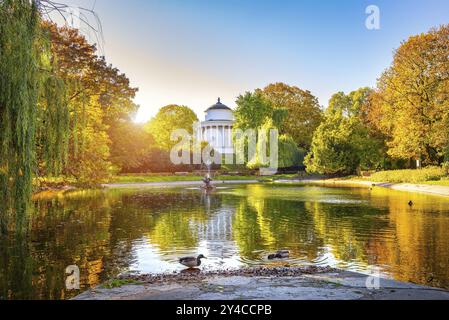 Temple Vesta sur un étang dans le jardin Saxon de Varsovie en automne Banque D'Images