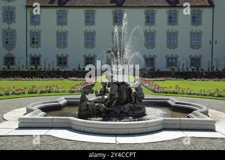 Fontaine dans le jardin du château de Zeil Château dans l'Allgaeu Banque D'Images