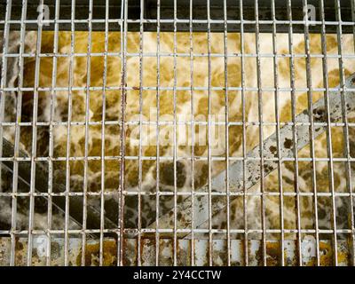 Eau dans la rivière débordant par un déversoir. Banque D'Images