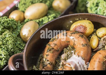 Chou frisé avec saucisse Bregenwurst et pommes de terre rôties Banque D'Images