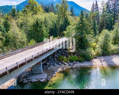 Une vue d'un pont routier sur la rivière Snoqualmie dans l'État de Washington. Banque D'Images