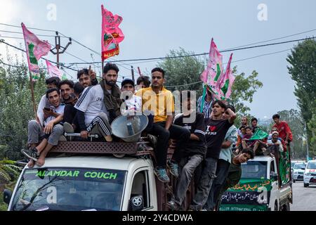 Srinagar, Inde. 17 septembre 2024. Les musulmans cachemiris tiennent des drapeaux islamiques alors qu'ils participent à une procession religieuse à l'occasion de l'Aïd-e-Milad pour commémorer l'anniversaire de naissance du prophète Mahomet (PBUH) dans la banlieue de Srinagar. Eid-e-Milad-un-Nabi, ou (Mawlid), est la fête islamique qui marque l'anniversaire de naissance du Prophète Mohammed (PBUH), né dans la ville saoudienne de la Mecque le 12ème jour de Rabi-ul-Awwal, le troisième mois du calendrier islamique en 571 A.D. (photo de Faisal Bashir/SOPA images/Sipa images/Sipa USA) crédit : Sipa Live News Banque D'Images