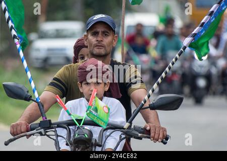 Un musulman cachemirien vu sur sa moto avec des drapeaux islamiques alors qu’ils participaient à une procession religieuse à l’occasion de l’Aïd-e-Milad pour commémorer l’anniversaire de naissance du prophète Mahomet (PBUH) dans la banlieue de Srinagar. Eid-e-Milad-un-Nabi, ou (Mawlid), est la fête islamique qui marque l'anniversaire de naissance du Prophète Mohammed (PBUH), né dans la ville saoudienne de la Mecque le 12ème jour de Rabi-ul-Awwal, le troisième mois du calendrier islamique en 571 après J.-C. (photo de Faisal Bashir/SOPA images/Sipa USA) Banque D'Images