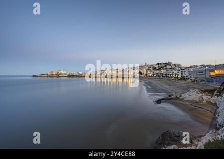 La belle ville de Vieste et la mer Adriatique dans les Pouilles, Italie, au crépuscule, Europe Banque D'Images