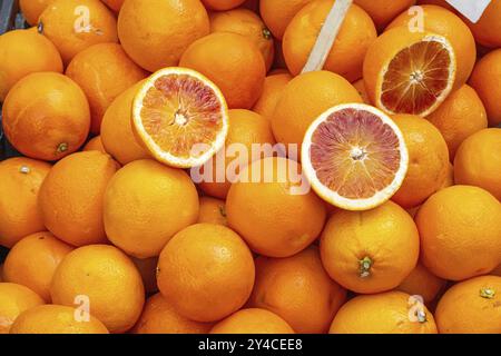 Un tas d'oranges sanguines à vendre sur un marché Banque D'Images