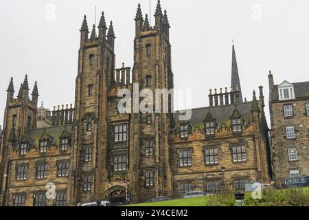 Un bâtiment historique impressionnant avec des tours gothiques et une rangée de fenêtres sous un ciel couvert, edimbourg, ecosse, Royaume-Uni, Europe Banque D'Images