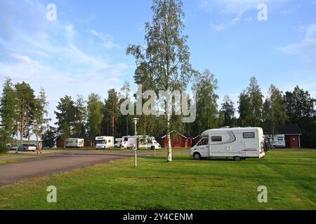 Pyhajarvi, Finlande - 25 juillet 2024 : Camping sur le lac Pyhajarvi dans le sud de la région de l'Ostrobothnie du Nord, Finlande. Banque D'Images