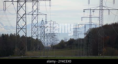 Ligne électrique au sud, l’expansion du réseau électrique apporte avec elle des lignes aériennes à haute tension qui gâchent le paysage Banque D'Images