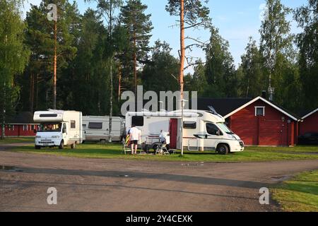 Pyhajarvi, Finlande - 25 juillet 2024 : Camping sur le lac Pyhajarvi dans le sud de la région de l'Ostrobothnie du Nord, Finlande. Banque D'Images