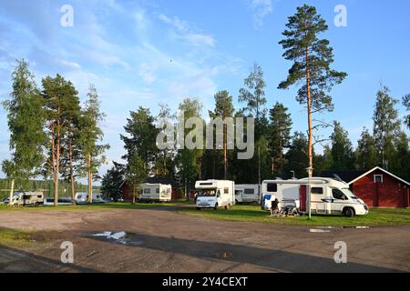 Pyhajarvi, Finlande - 25 juillet 2024 : Camping sur le lac Pyhajarvi dans le sud de la région de l'Ostrobothnie du Nord, Finlande. Banque D'Images