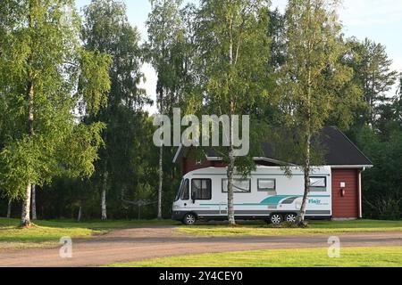 Pyhajarvi, Finlande - 25 juillet 2024 : Camping sur le lac Pyhajarvi dans le sud de la région de l'Ostrobothnie du Nord, Finlande. Banque D'Images