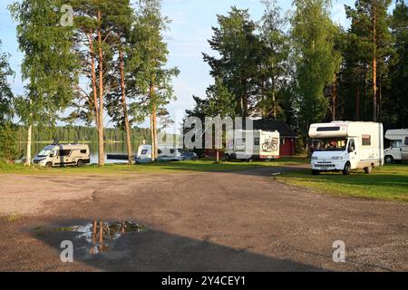 Pyhajarvi, Finlande - 25 juillet 2024 : Camping sur le lac Pyhajarvi dans le sud de la région de l'Ostrobothnie du Nord, Finlande. Banque D'Images