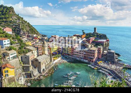 Vernazza, petite ville italienne au bord de la mer, vue d'en haut Banque D'Images