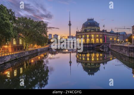 L'île aux musées et la tour de télévision à Berlin devant le lever du soleil Banque D'Images