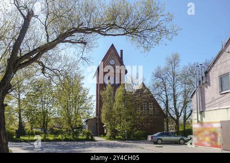 Primorye, Kaliningrad, Russie, 2023, 7 mai : Église luthérienne Gross Kuren, 1913, Prusse Konigsberg. Ancienne architecture allemande en briques rouges, Europe Banque D'Images