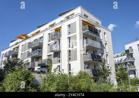 Nouvel immeuble blanc contre un ciel bleu, vu en Allemagne Banque D'Images