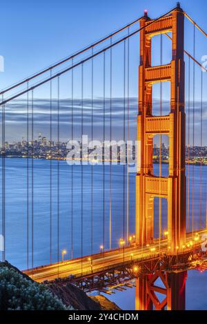 Détail du célèbre Golden Gate Bridge à l'aube avec l'horizon de San Francisco en arrière-plan Banque D'Images