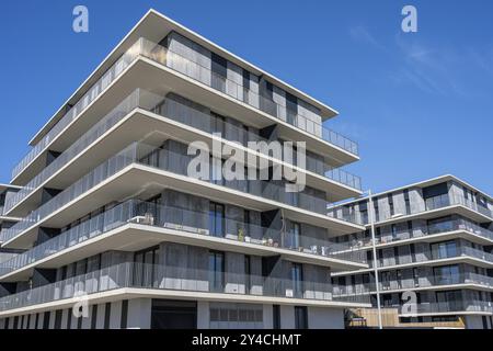 Bâtiments résidentiels gris modernes à Badalona, Espagne, Europe Banque D'Images