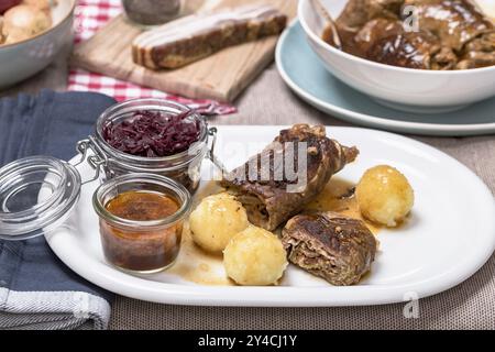 Roulade de bœuf maison avec chou rouge et boulettes de pommes de terre Banque D'Images