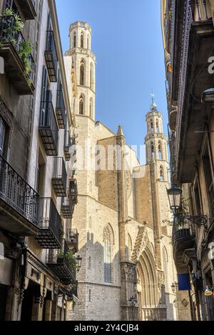 La remarquable église de Santa Maria del Mar à Barcelone, vue à travers une petite ruelle Banque D'Images