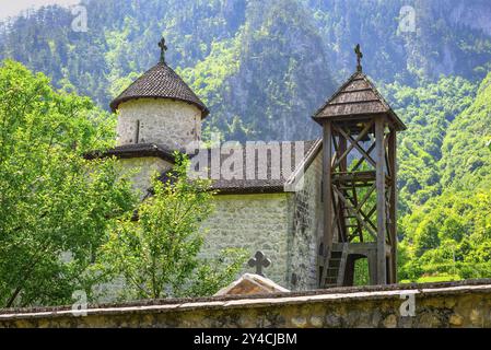 Monastère de Dobrilovina dans les montagnes du Monténégro à la belle journée d'été Banque D'Images