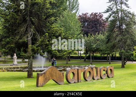 Vie quotidienne comme des amis se rassemblent pour discuter et jouer au football à Arouca, Portugal, une petite ville dans les montagnes. Banque D'Images