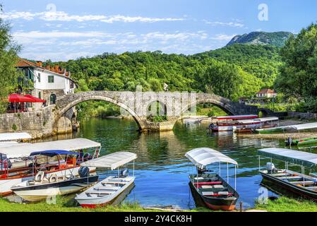 Bateaux près de Stari Most sur la rivière Crnojevica au Monténégro Banque D'Images