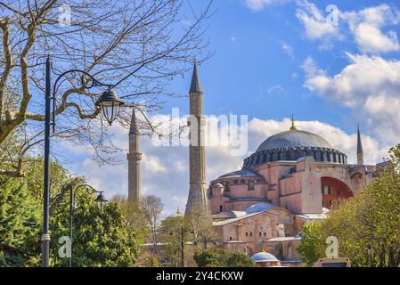 Sainte-Sophie au début du printemps à Istanbul, Turquie, Asie Banque D'Images