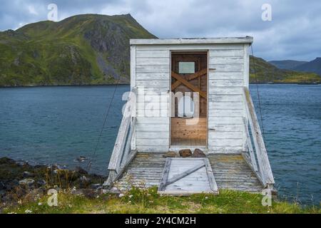 Kamoyvaer am Nordkap NOR/Norwegian/Finnmark/Kamoyvaer, 05.09.2024, Ein Toilettenhaeuschen Plumpsklo steht an einem Fjord in der Kuestenlandschaft nahe des kleinen Fischerortes Kamoyvaer am Nordkap. *** Kamoyvaer au Cap Nord NOR Norvège Finnmark Kamoyvaer, 05 09 2024, Une maison de toilette se dresse sur un fjord dans le paysage côtier près du petit village de pêcheurs Kamoyvaer au Cap Nord AF Kamoyvaer 35053.jpeg Banque D'Images