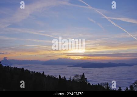 Vallée du Rhin dans une mer de brouillard et lumière du soir, vue panoramique depuis le Pfaender Banque D'Images