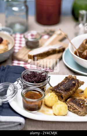 Roulade de bœuf maison avec chou rouge et boulettes de pommes de terre Banque D'Images