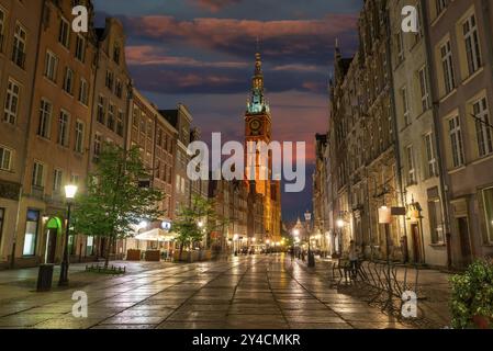 Longue rue et l'hôtel de ville principal de Gdansk, illuminés le soir Banque D'Images