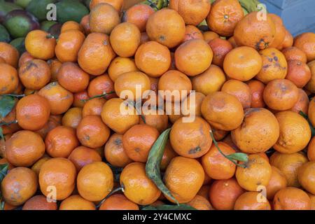 Un bouquet de mandarines à vendre sur un marché Banque D'Images