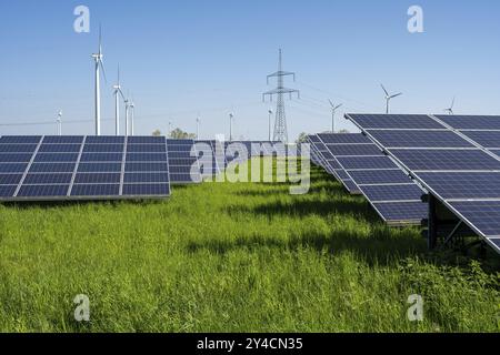 Installations solaires, éoliennes et pylônes électriques vus en Allemagne Banque D'Images